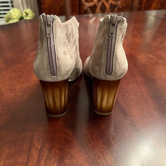 NWOB Vaneli Taupe Suede Open Toe Heels Bootie Cut Out Knot Detailing Size 7 M - Picture 5 of 7
